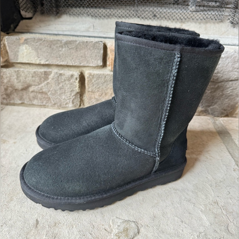 UGG Classic Short Suede Boots in Black Women’s Size 7 EUC